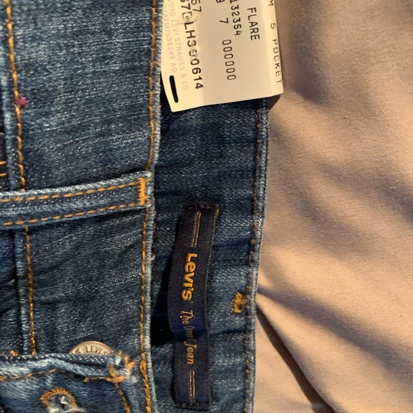New Women’s Levi’s 5 pocket, flare jeans Size 8 M - Picture 2 of 7